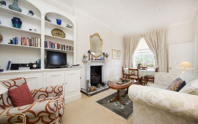 Brunswick Gardens - Cosy Apartment in a Cherry Tree Lined Street- Notting Hill