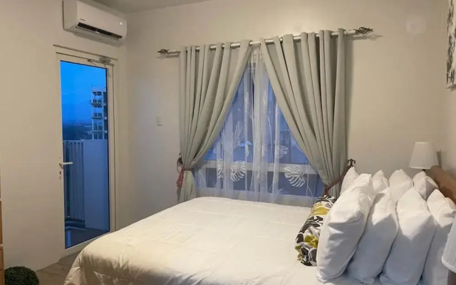 Spacious Modern Condo with Balcony