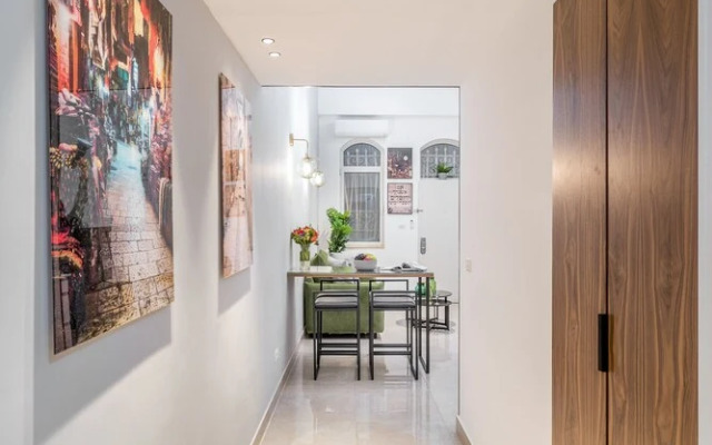 Modern 1 BDR with balcony