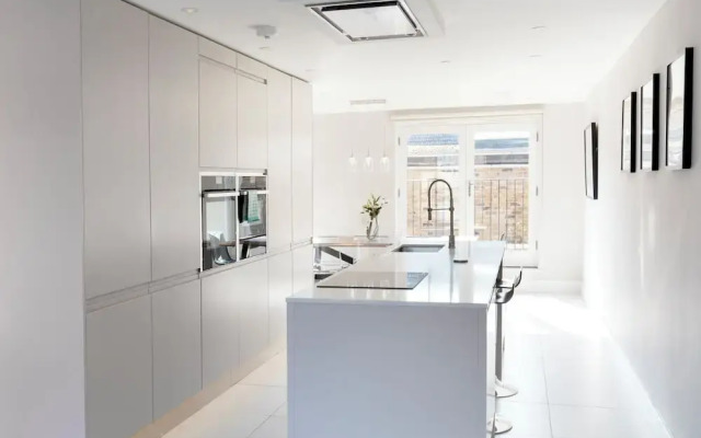 Luxurious Central Windsor Town House