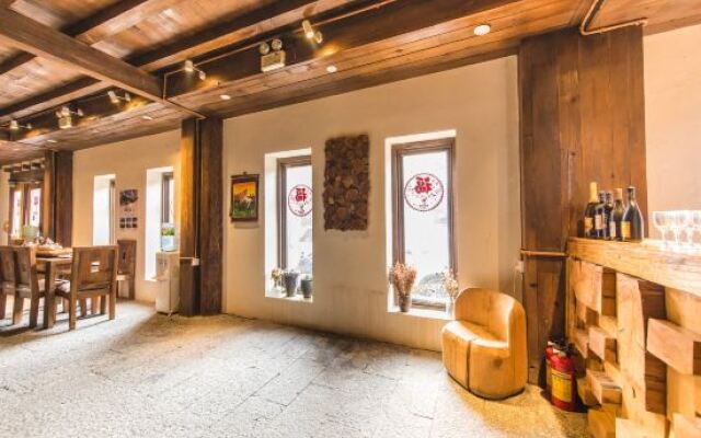 Black and White Tibetan Culture Boutique Inn