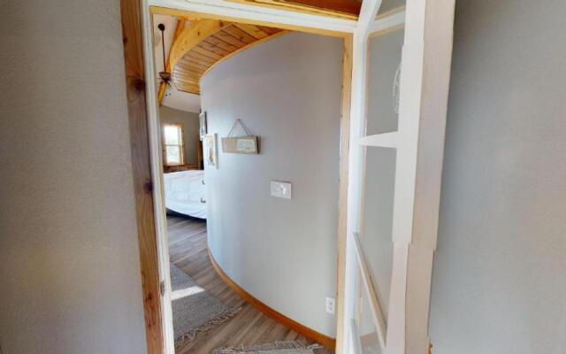 Square Bed ~ Round House