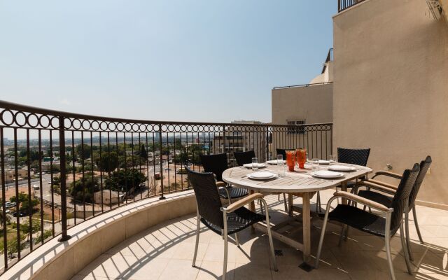Apartment with Sauna, Hot Tub & Parking