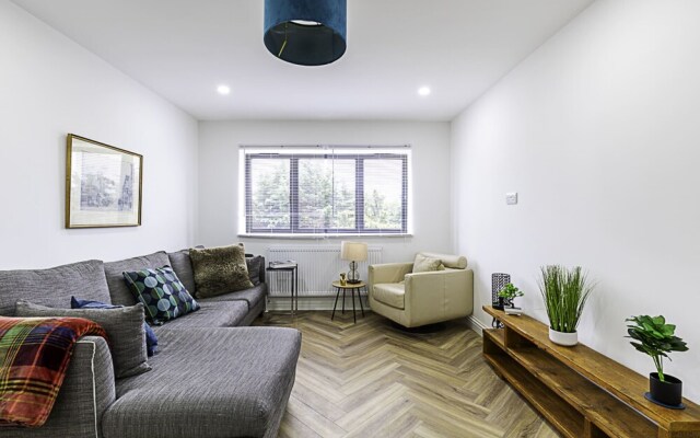 Spacious and Beautiful Apartment In Hanwell