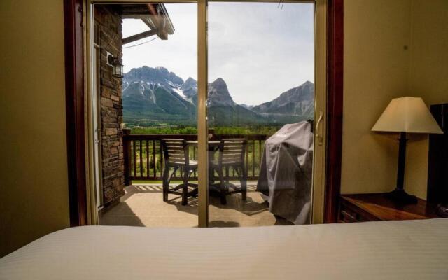 Spacious 3BR 2BA Penthouse with Mountain Views