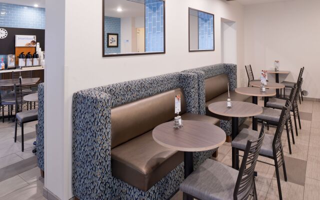 Holiday Inn Express & Suites Sioux Falls At Empire Mall by IHG