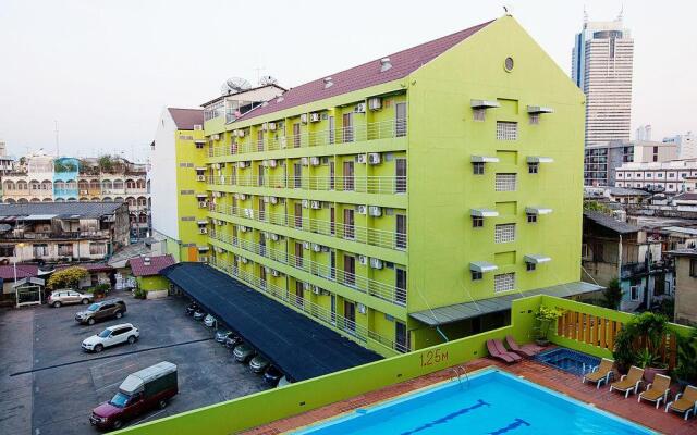 Aiya Residence & Sport Club BTS Budget Hotel