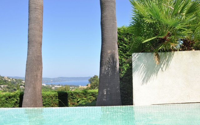 Plush Villa in Cavalaire-sur-Mer with Private Pool