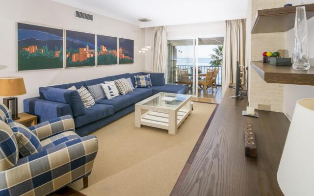 HB - Comfortable Beachfront Holiday Apartment