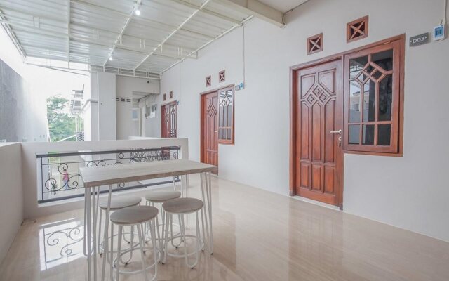 RedDoorz Near Ciputra Golf Surabaya