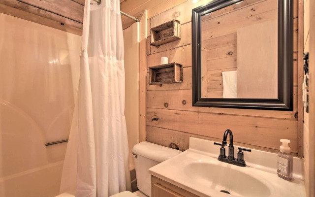 Treetop Hideout w/ Long-range Mountain Views!