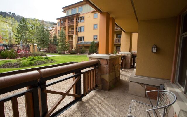 Updated 2 Bedroom -Fireplace & Balcony by RedAwning