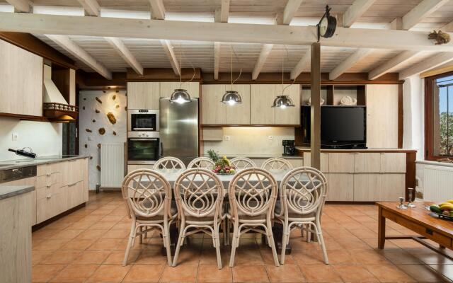 Villa Splantzia-heated Pool-garden-2 min Chania Port