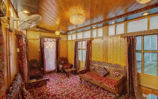 Oyo 6410 Amina Houseboat