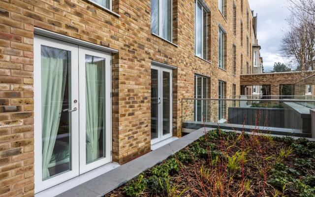 Luxury 1 Bed Apartment in Olympia Kensington