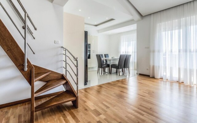 Beautiful Home in Stobrec With Jacuzzi, Wifi and 8 Bedrooms