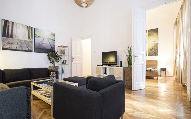 Large Central Apartments Kálmán Imre
