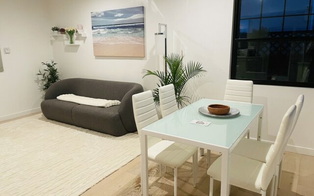 Manhattan Beach Vacation House - For solo, pair, family and business travelers