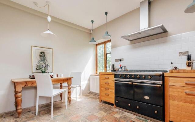 Lavish Tudor Estate Gardens - Sleeps 25