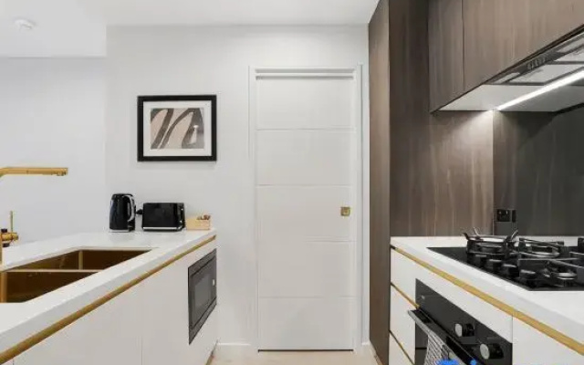Modern 2BR with City Views & Pool Near Parramatta