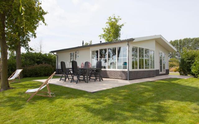 Detached, light chalet with dishwasher not far from Hoorn
