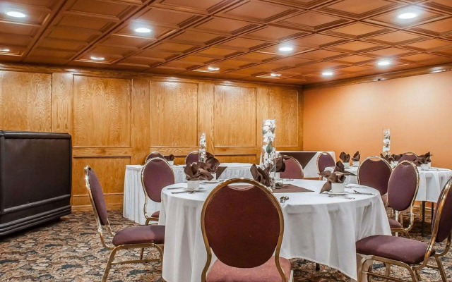 Quality Hotel & Suites At The Falls