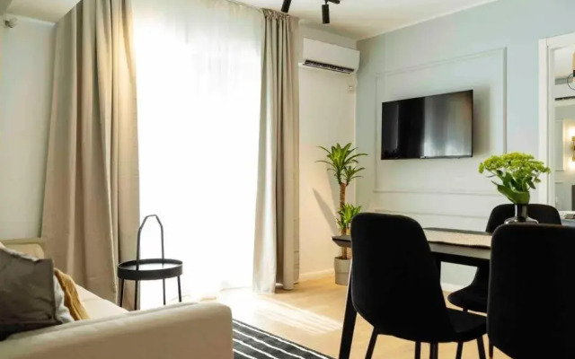 Bright 2BR Apartment - Top Location - City Balcony