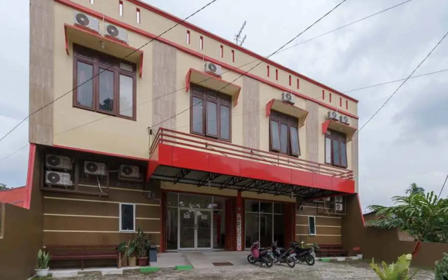 RedDoorz near RS Adam Malik Medan 2