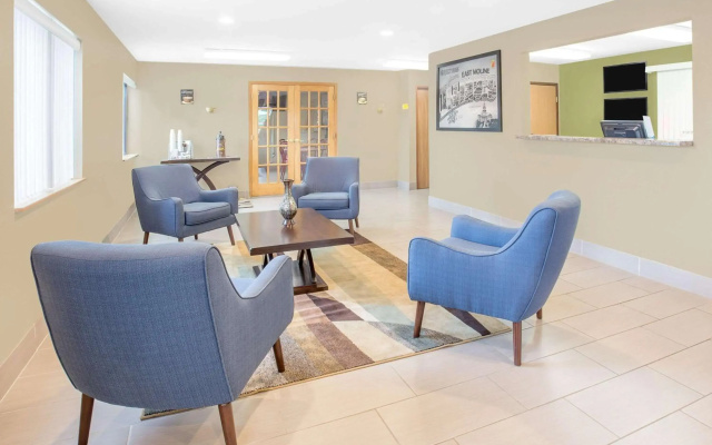 Super 8 by Wyndham East Moline