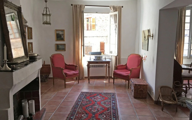 Peaceful Mansion With Roofed Terrace in Lorgues France