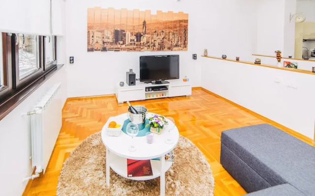 Luxury 3 Story House- Best View- Free Parking