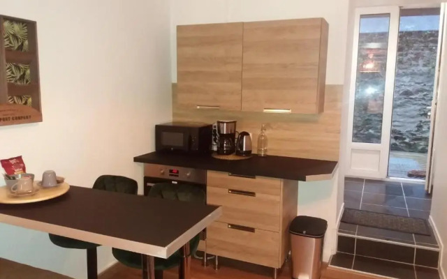 Studio avec terrasse, proche tram