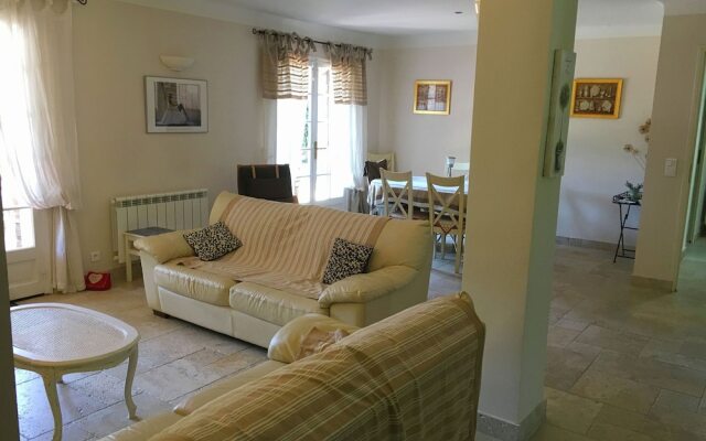 Quaint Holiday Home with Private Pool in Lorgues France