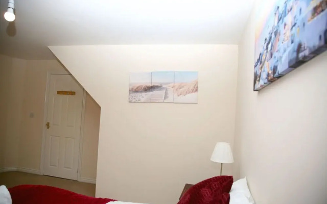 8 Guests - 4 Bedrooms - Parking - Garden