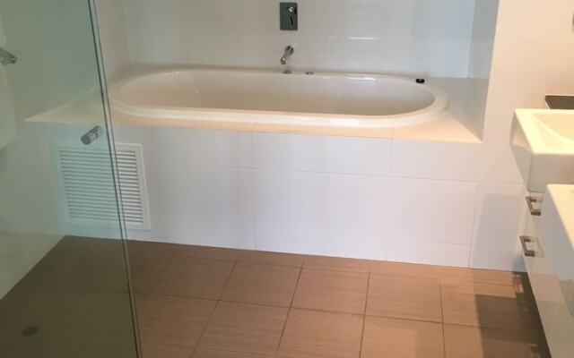 City Escape 3BD in Adelaides East End 7