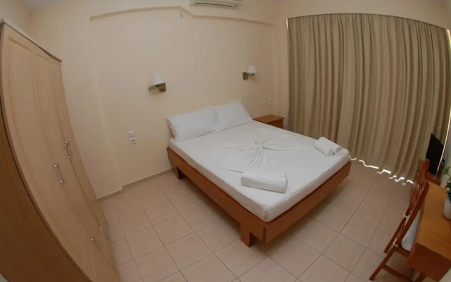 Nikos Hotel and Apartments