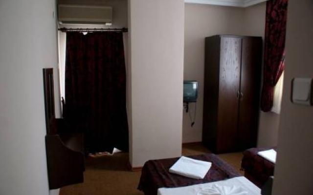 Queen RA Hotel