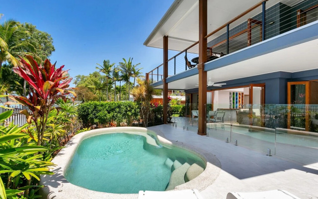 Reeflections Beachfront Holiday House
