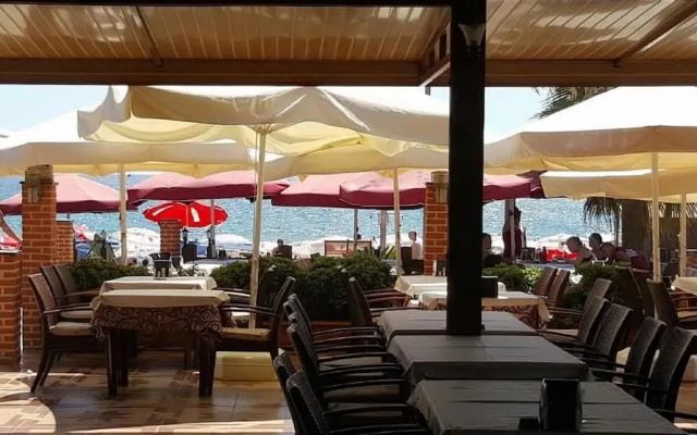 Beach Front Apartment Close to Centre of Side With all you Desire Sleeps up to 4