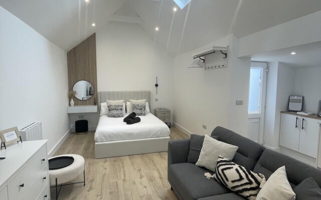 The Lodge Hideaway - Studio Style, Simple Luxury