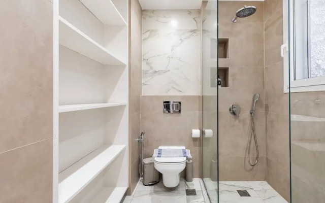 Attica - Captivating 2-Bedroom Apt & Balcony in Athens