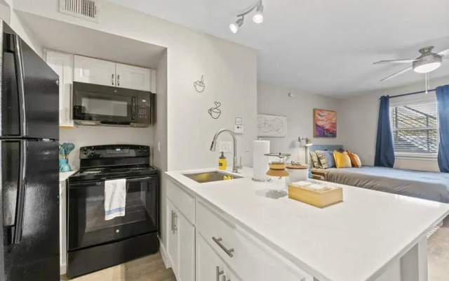 Charming Studio Close to Downtown and Domain