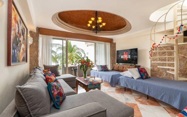 Ocean Front Penthouse Pool Sleeps 8 People