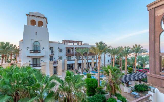 Classy 1-Bedroom Apartment in Ancient Sands with Pool View