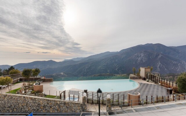 Graceful Holiday Home in Magliolo With Swimming Pool