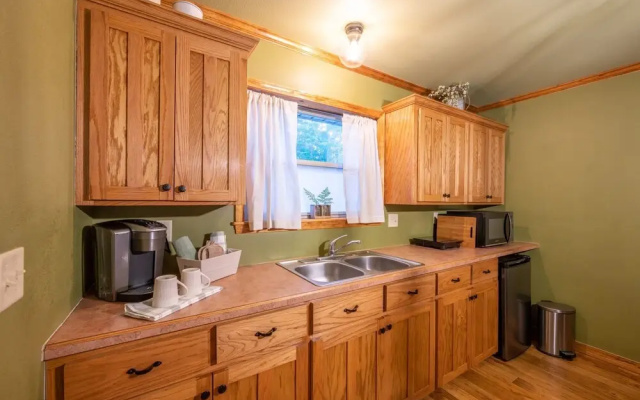 Rose Lane Cottage Studio With Game Room and Private Hot Tub by Redawning
