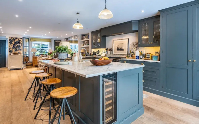 Comforting Clapham Home By The Overground Station