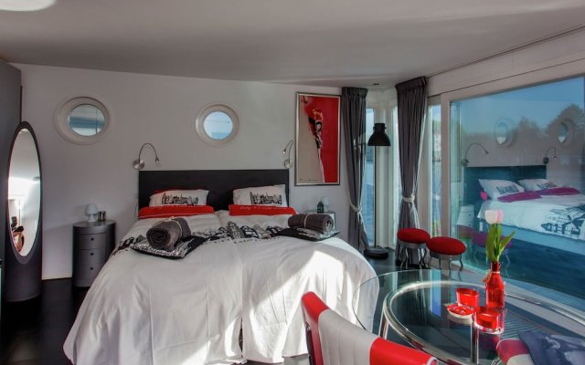 A Bed & Breakfast on a Splendid Houseboat