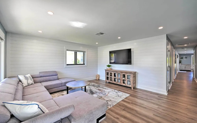 Walk to Beach: Getaway w/ Pool in Naples!