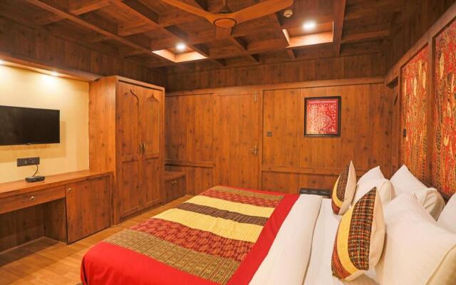 OYO EKTA Houseboat